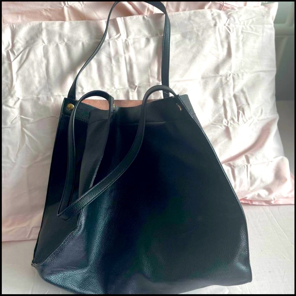Black tote bag, in excellent condition!